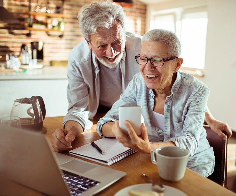 senior-couple-laptop-computer